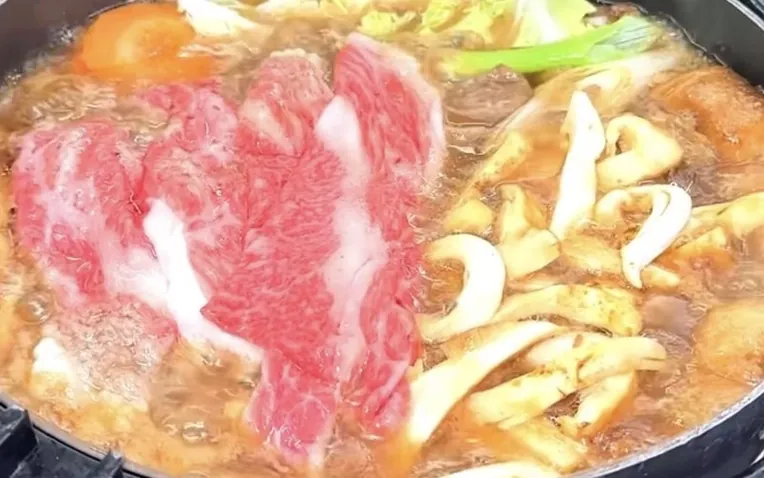 コース料理店でのPR投稿の場面